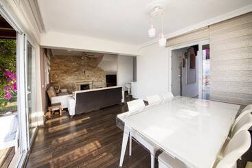 Жильё для туристов House With Amazing Sea View And Pool In Gumusluk