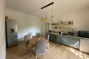 Жильё для туристов Appartement Eygalieres Avec Petit Jardin