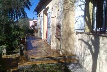 דירות לתיירים Maison De 2 Chambres Avec Vue Sur Le Lac Et Jardin Clos A Montauroux