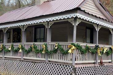 ツーリストアパートメント Plum Crooked Poets Cottage   Walk To Town   Luxury King Bed   Near Asheville   Excellent Wi Fi