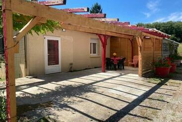 דירות לתיירים Appartement Indépendant, Terrasse Couverte, Rouge