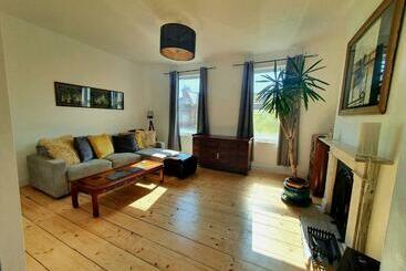 شقق خاصة سياحية Sunny Apartment With A 10 Minute Walk To The Sea
