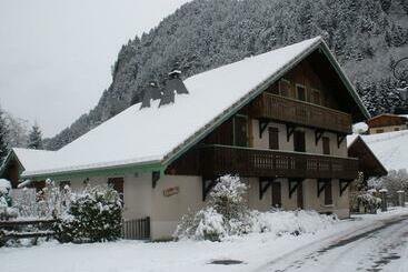 דירות לתיירים Spacious Ski Chalet In Traditional French Village, Sleeps 8, Four Star With Fibre Broadband