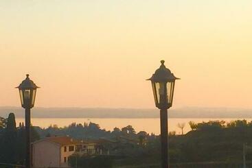 דירות לתיירים Gardasee  Residenza Poetica Garda Lake