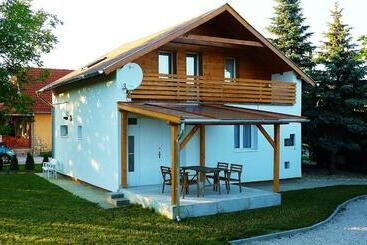 ツーリストアパートメント Levendula Apartman