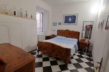 ツーリストアパートメント Gallery House