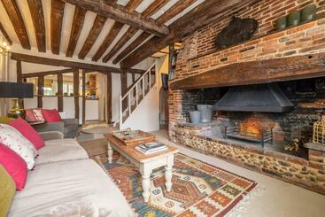 דירות לתיירים Utterly Divine Romantic Retreat In Brilliant Village   Tudor Cottage