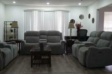 דירות לתיירים Beautiful Family Home Near Airport, I 10, Shopping