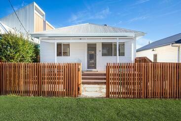 Жильё для туристов Fishery Road Cottage Pet Friendly 2 Mins Walk To Beach