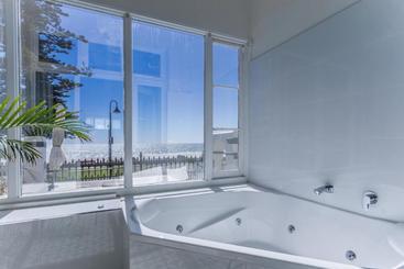 Seawall Apartments