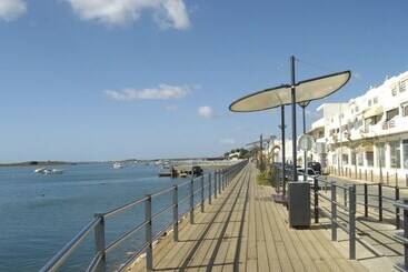 آپارتمانهای توریستها 800m From The Boat To Praia Das Cabanas, With Pool, Terrace, Wifi And Aircon
