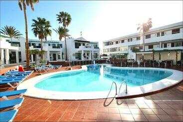 Tourist flats Lovely Pool View Apartment Near Beach, Luz Y Mar + Vv License