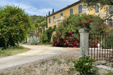 פנסיון Bastide Du Defends