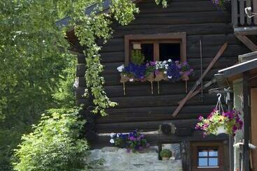مبيت وإفطار Chalet Dei Fiori   & Apartment