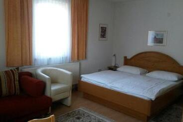 민박 Pension Parzer Pressbaum Bei Wien