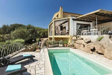 تختخواب و صبحانه Iconic Luxury Suites
