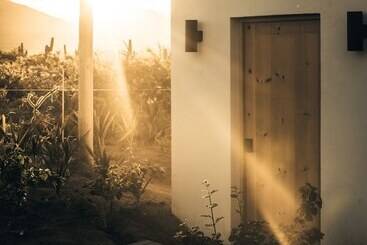 هتل So Far So Good