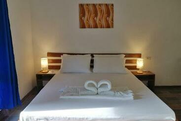 פנסיון Genevieve Guest House And Tours