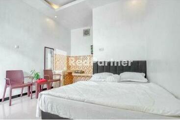 هتل Griya Rahayu Guesthouse Mitra Reddoorz Near Jatim Park 2 Batu