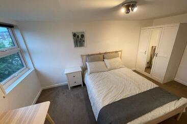 شقق خاصة سياحية Spacious 2 Bedroom Flat Near Surbiton Station