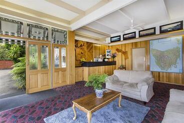 فندق Village Family Motor Inn