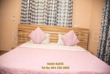 游客公寓 Mojo Apartment, Tema