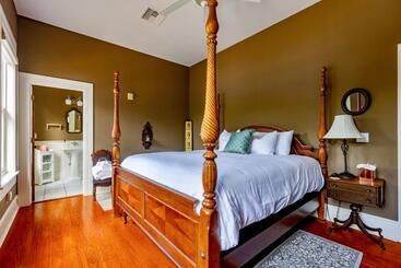 مبيت وإفطار Southern Charm In The Camellia Rose Inn