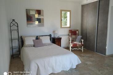 游客公寓 Proche Uzès Petit Gîte Avec Grande Cuisine D été Et Piscine
