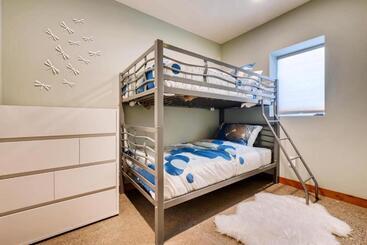 آپارتمانهای توریستها 1005   Walk To Ski Modern Luxurious Townhome