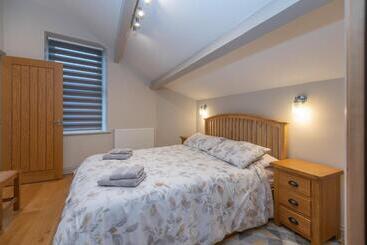 آپارتمانهای توریستها Sleeps 6 4 Bedrooms 2 Minute Walk To The Square Hosted Happy Valley Cast