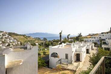 דירות לתיירים Peaceful Villa With Shared Pool, Balcony, Terrace And Backyard In Bodrum