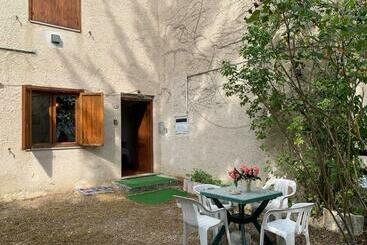 ツーリストアパートメント Villa Eden