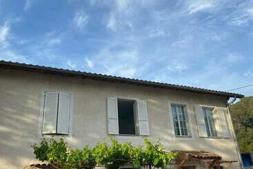 Жильё для туристов Très Grand Appartement Dans Villa à 15 Minutes De Nice