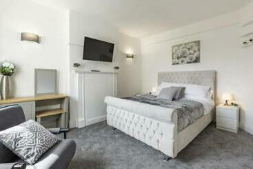 شقق خاصة سياحية Luxury 3 Bed Apartment Near To London With Parking