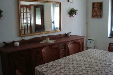 דירות לתיירים Maison Mons