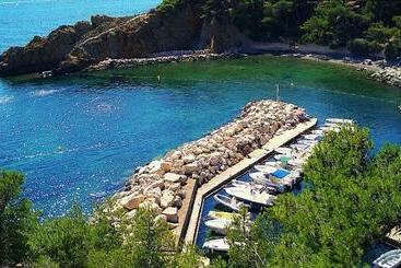 Жильё для туристов Le Paradis Bleu Calanque De Figuières, Paddle Et Veranda