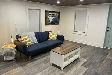 Жильё для туристов 3 Bed 2 Bath Renovated Home Near The Lake