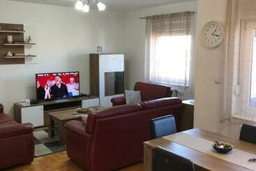 آپارتمانهای توریستها S Lux Apartman