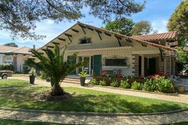 Tourist flats Villa De Charme Avec Piscine à 500m Des Plages