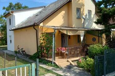 游客公寓 Csalogány Villa Balatonboglár