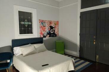 호스텔 One Queen Bed Suite With Full House Amenities Rm 2