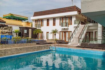 בית מלון כפרי Crown Regency Beach Resort
