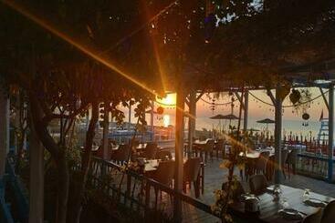 تختخواب و صبحانه Karaağaç Beach&restaurant