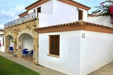 아파트호텔 Residence Con Piscina A Tanaunella A 1500 M Dal Mare