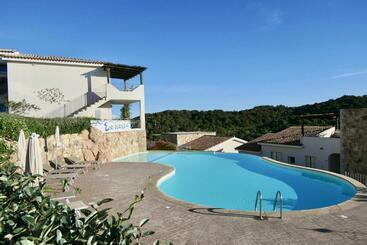 شقة فندقية Residence Con Piscina A 4 Km Da Baja Sardinia