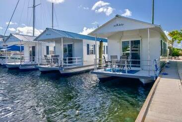 فندق Aqua Lodges At Coconut Cay Rv And Marina