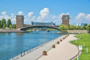 בית מלון כפרי Doubletree By Hilton Toyama