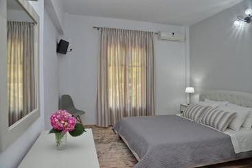 Veronica Studios