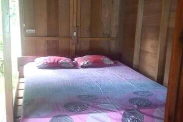 הוסטל Nyang Ebay Surf Camp Siberut Mentawai Surfing Barrels