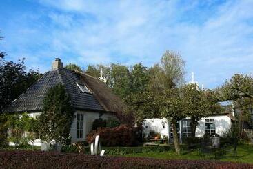 مبيت وإفطار The Wee White Hoose